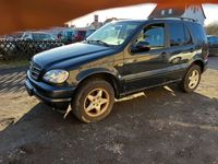 Second-hand Mercedes ML320 218 CP (160 kW) 2000 Negru SUV