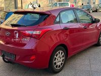 Gebraucht Hyundai i30 Trend 99 PS (72 kW) 2013 Rot Limousine