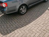 Usado VW Jetta 140 HP (102 kW) 2009 Cinzento Sedan