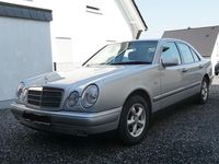 Usata Mercedes E240 Elegance 170 CV (125 kW) 1998 Argento Berlina
