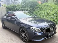 Gebraucht Mercedes E220 AMG 194 PS (142 kW) 2018 Blau Limousine