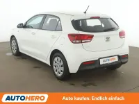 Używany Kia Rio Attract 84 KM (61 kW) 2018 Biały Sedan/Limuzyna