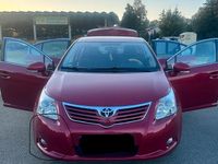 Gebraucht Toyota Avensis 132 PS (97 kW) 2011 Rot Limousine