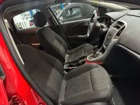Używany Opel Astra 101 KM (74 kW) 2010 Czerwony Sedan/Limuzyna