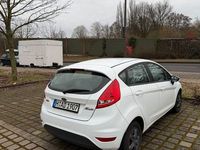 Gebraucht Ford Fiesta 60 PS (44 kW) 2012 Weiß Kleinwagen