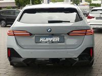 Gebraucht BMW 520 Performance 197 PS (144 kW) 2024 Brooklyngrau Kombi