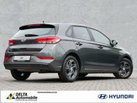 Gebraucht Hyundai i30 Select 120 PS (88 kW) 2022 Amazon grey / met Limousine