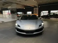 Gebraucht Ferrari 296 829 PS (609 kW) 2024 Argento silber Coupé