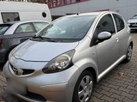 Gebraucht Toyota Aygo 68 PS (50 kW) 2006 Silber Kleinwagen