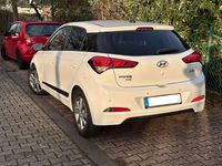 Gebraucht Hyundai i20 YES! Gold 101 PS (74 kW) 2016 Weiß Limousine