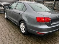 Gebraucht VW Jetta 105 PS (77 kW) 2012 Grau Limousine