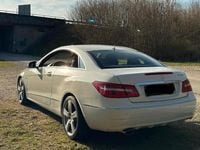 Gebraucht Mercedes E220 170 PS (125 kW) 2012 Calcitweiss  unilack Coupé