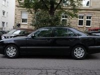 Używany Mercedes E220 Classic 136 KM (100 kW) 2001 Czarny Sedan/Limuzyna