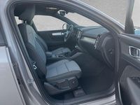 Neu Volvo XC40 Core 163 PS (119 kW) 2025 Aurora silver SUV