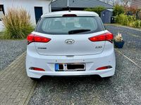 Gebraucht Hyundai i20 85 PS (62 kW) 2015 Weiß Kleinwagen