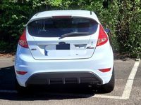Gebraucht Ford Fiesta Trend 95 PS (69 kW) 2010 Weiß Kleinwagen