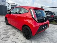 Gebraucht Toyota Aygo 69 PS (50 kW) 2017 Rot Kleinwagen