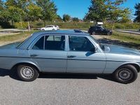 Gebraucht Mercedes E230 136 PS (100 kW) 1981 Blau Limousine