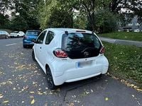 Gebraucht Toyota Aygo 68 PS (50 kW) 2014 Weiß Kleinwagen