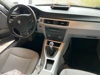 Gebraucht BMW 318 143 PS (105 kW) 2008 Blau Kombi