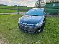 Używany Opel Astra 110 KM (80 kW) 2010 Czarny Sedan/Limuzyna