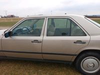 Gebraucht Mercedes E230 136 PS (100 kW) 1988 Gold Limousine