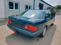Używany Mercedes E430 279 KM (205 kW) 1997 Niebieski Sedan/Limuzyna