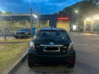 Gebraucht Toyota Yaris Hybrid 75 PS (55 kW) 2012 Schwarz Kleinwagen