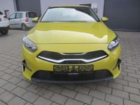 Gebraucht Kia Ceed Edition 7 101 PS (74 kW) 2023 (g2y) splash lemon met. Kleinwagen