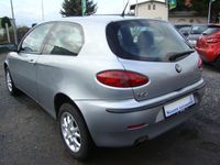 Gebraucht Alfa Romeo 147 Distinctive 105 PS (77 kW) 2001 Silber metallic Kleinwagen