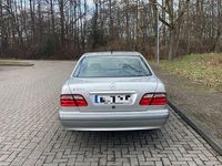 Gebraucht Mercedes E200 Elegance 163 PS (119 kW) 2001 Silber Limousine