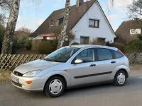 Używany Ford Focus Ghia 101 KM (74 kW) 2001 Srebrny Sedan/Limuzyna