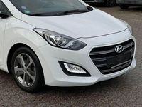 Gebraucht Hyundai i30 Passion 101 PS (74 kW) 2016 Weiß Limousine