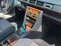 Gebraucht Mercedes 230 132 PS (97 kW) 1990 Silber