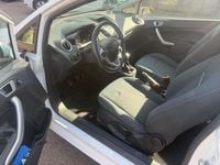 Gebraucht Ford Fiesta Trend 60 PS (44 kW) 2012 Weiß Kleinwagen