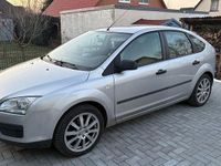 Second-hand Ford Focus Trend 101 CP (74 kW) 2004 Argintiu Berlinǎ
