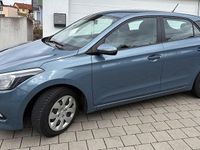 Gebraucht Hyundai i20 75 PS (55 kW) 2015 Blau Kleinwagen