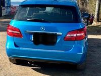 Gebraucht Mercedes B180 122 PS (89 kW) 2013 Blau Van / Kleinbus