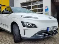 Gebraucht Hyundai Kona Trend 100 kW (136 PS) 2023 Serenity white / phantom black SUV