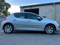 Gebraucht Peugeot 207 90 PS (66 kW) 2011 Silber Limousine