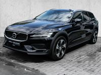 Gebraucht Volvo V60 CC Plus 197 PS (144 kW) 2023 Onyx black / metallic Kombi