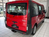 Second-hand Renault Trafic 101 CP (74 kW) 2004 Roșu Monovolum