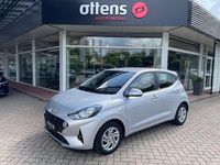 Gebraucht Hyundai i10 Select 67 PS (49 kW) 2021 Sleek silver Kleinwagen