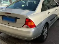 Używany Ford Focus Trend 101 KM (74 kW) 2001 Srebrny Sedan/Limuzyna