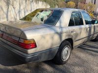 Gebraucht Mercedes E230 132 PS (97 kW) 1987 Silber Limousine