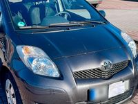 Gebraucht Toyota Yaris 69 PS (50 kW) 2011 Grau Kleinwagen