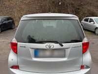 Gebraucht Toyota Verso-S 66 PS (48 kW) 2012 Silber Van / Kleinbus