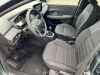 Neu Dacia Sandero Expression 91 PS (66 kW) 2025 Zedergrün Kleinwagen