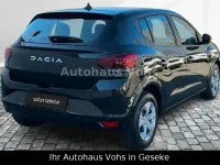 Neu Dacia Sandero Essentiel 91 PS (66 kW) 2025 Schwarz Limousine