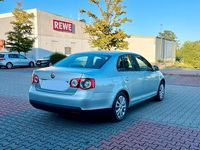 Gebraucht VW Jetta 102 PS (75 kW) 2008 Grau Limousine